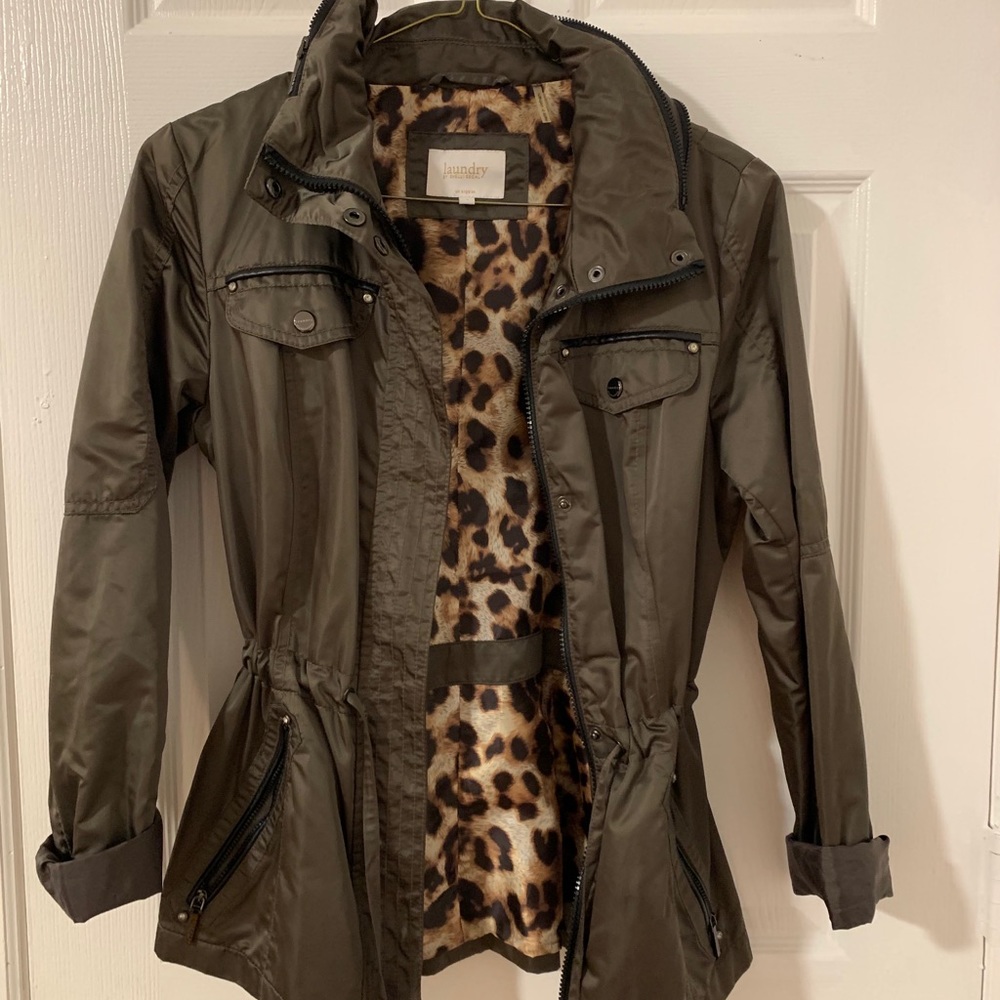 Laundry jacket with adjustable waist